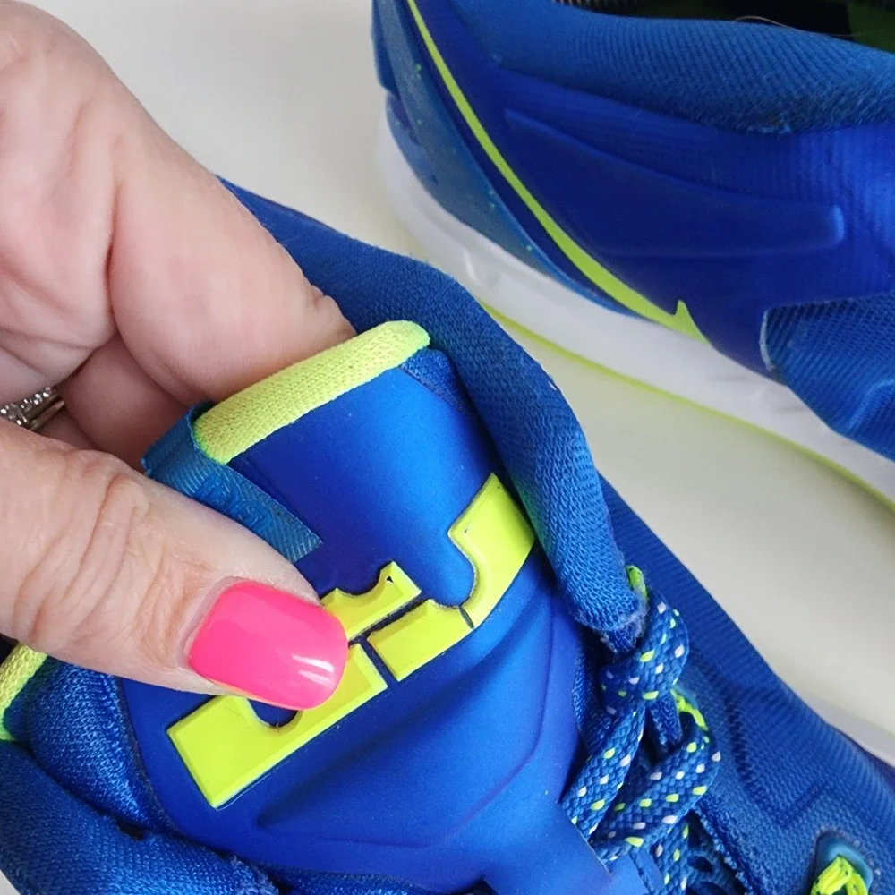 Nike LeBron 8 v/2 2011 Low Sprite Hyper Cobalt Volt White Mens Size 12